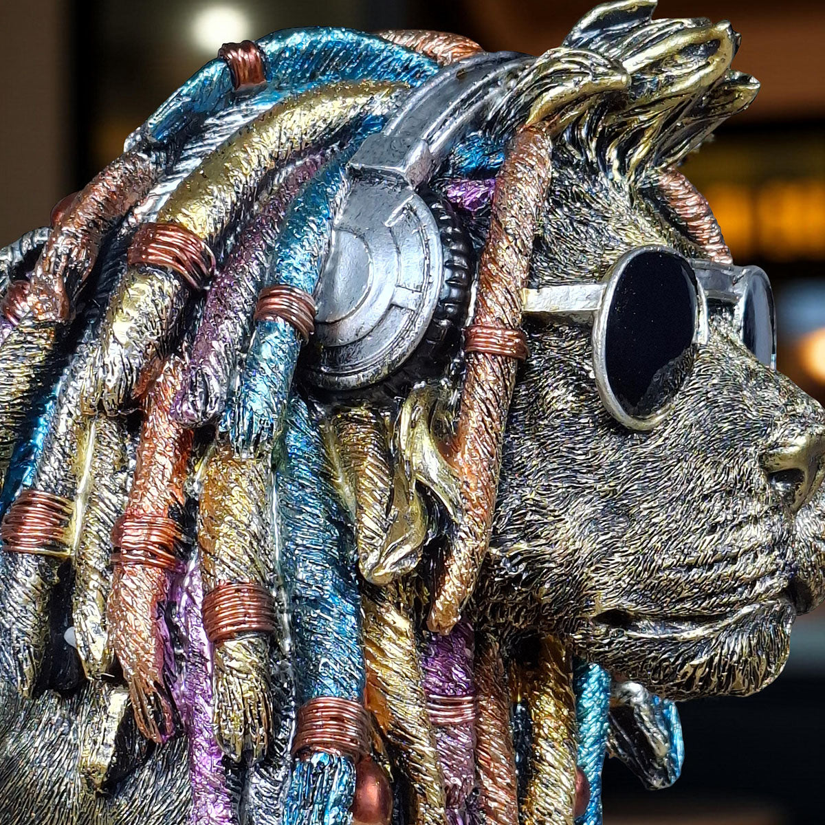 Rasta Löwe Figur Dekofigur mit Brille & Kopfhörer in 2 Größen und 2 Farben