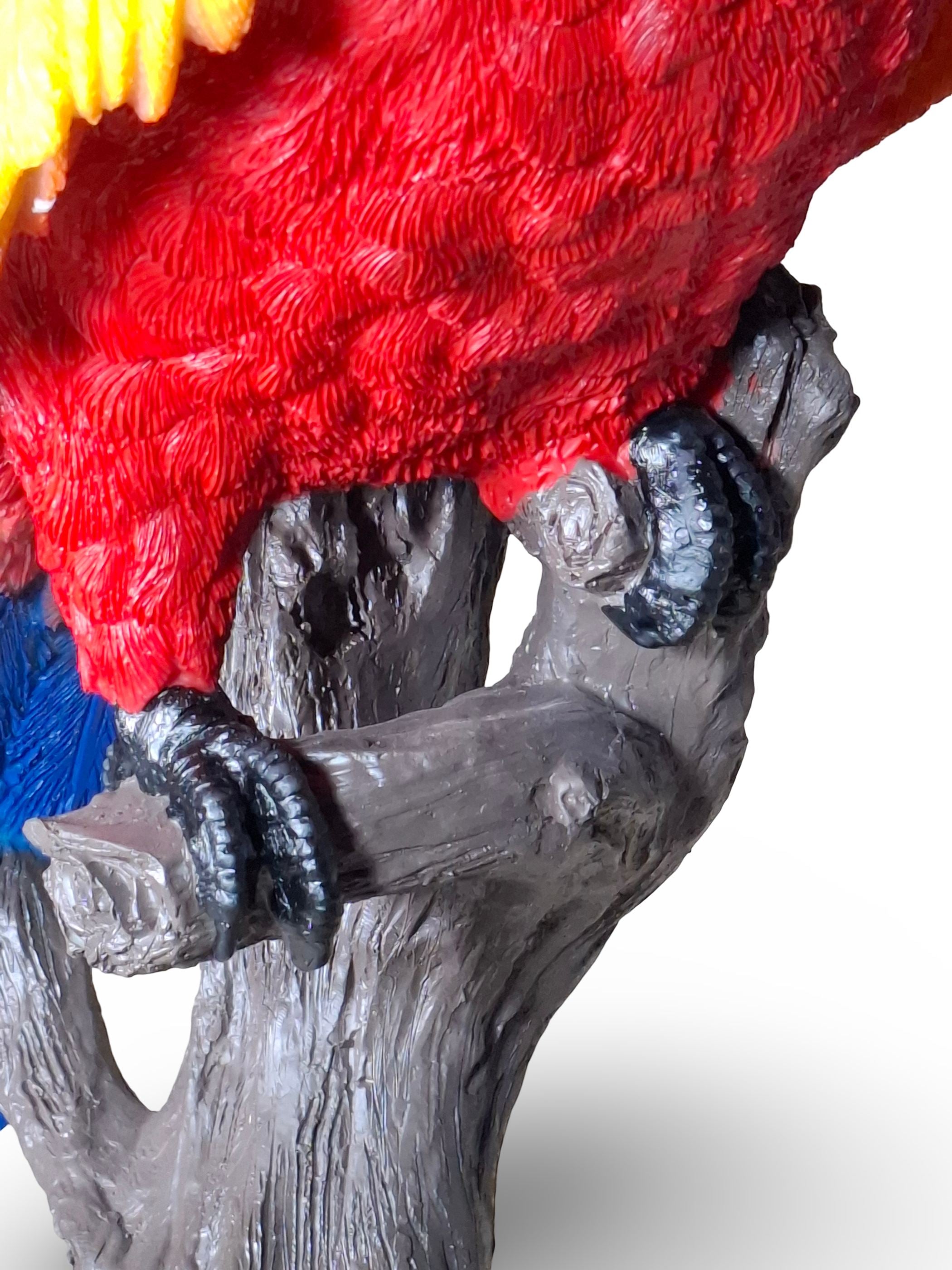 Papagei Figur – große Gartenfigur aus Polyresin, handbemalte Papagei Deko – bunte Dekofigur Papagei auf Baumstamm