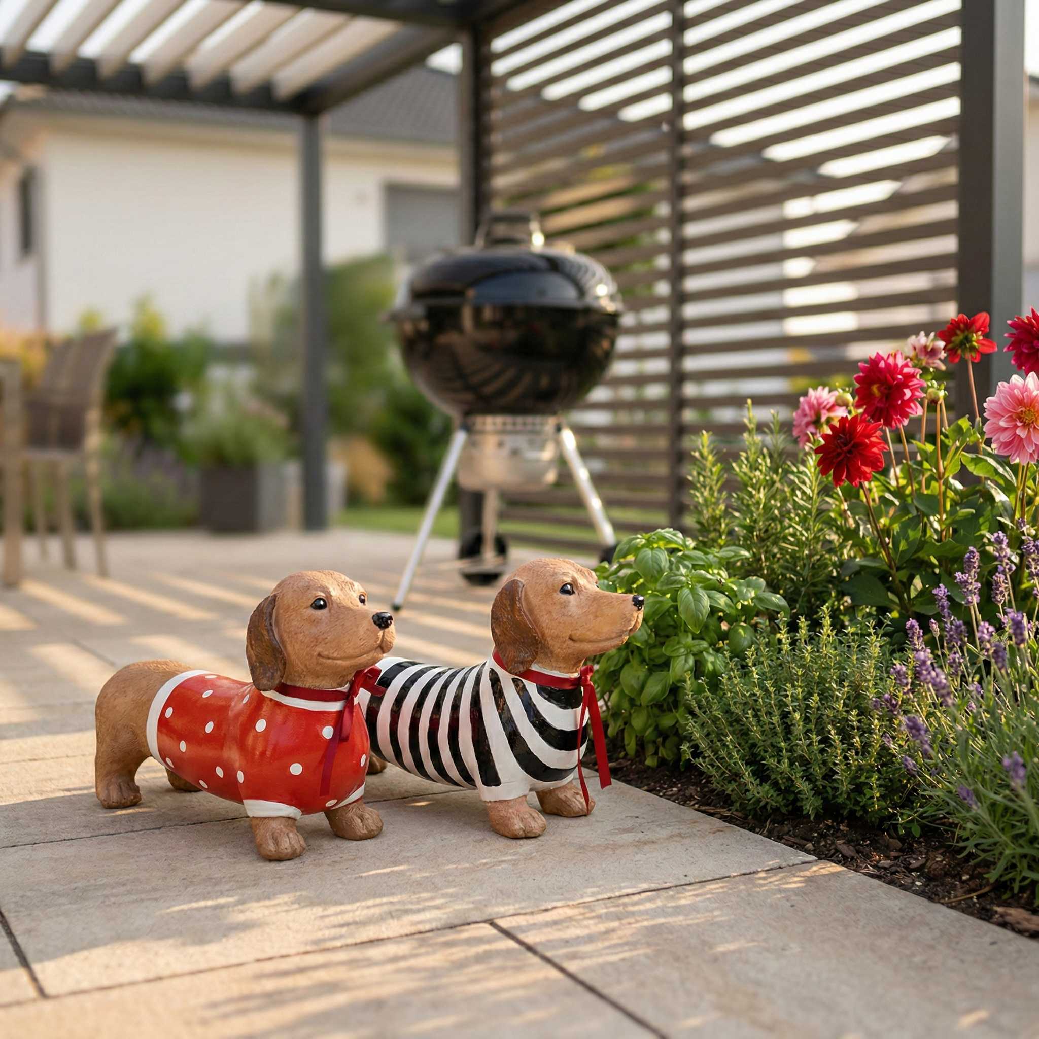 Dackel Deko Figur - handbemalte Dackelfigur für innen & außen, Gartendeko für Balkon, Terrasse & Garten, mit Pulli und roter Schleife - DackelDuo Monique et François
