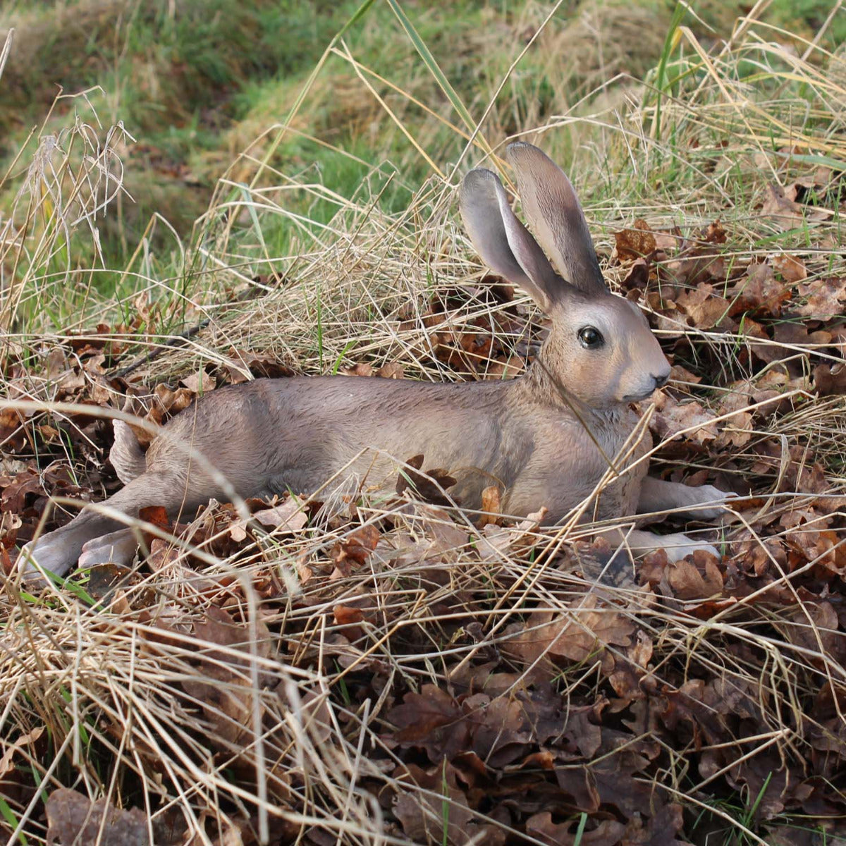 Hasenfigur Hase Figur liegend Theo – Deko Hase als Deko Osterhase und Osterdeko Hase für Garten & Zuhause