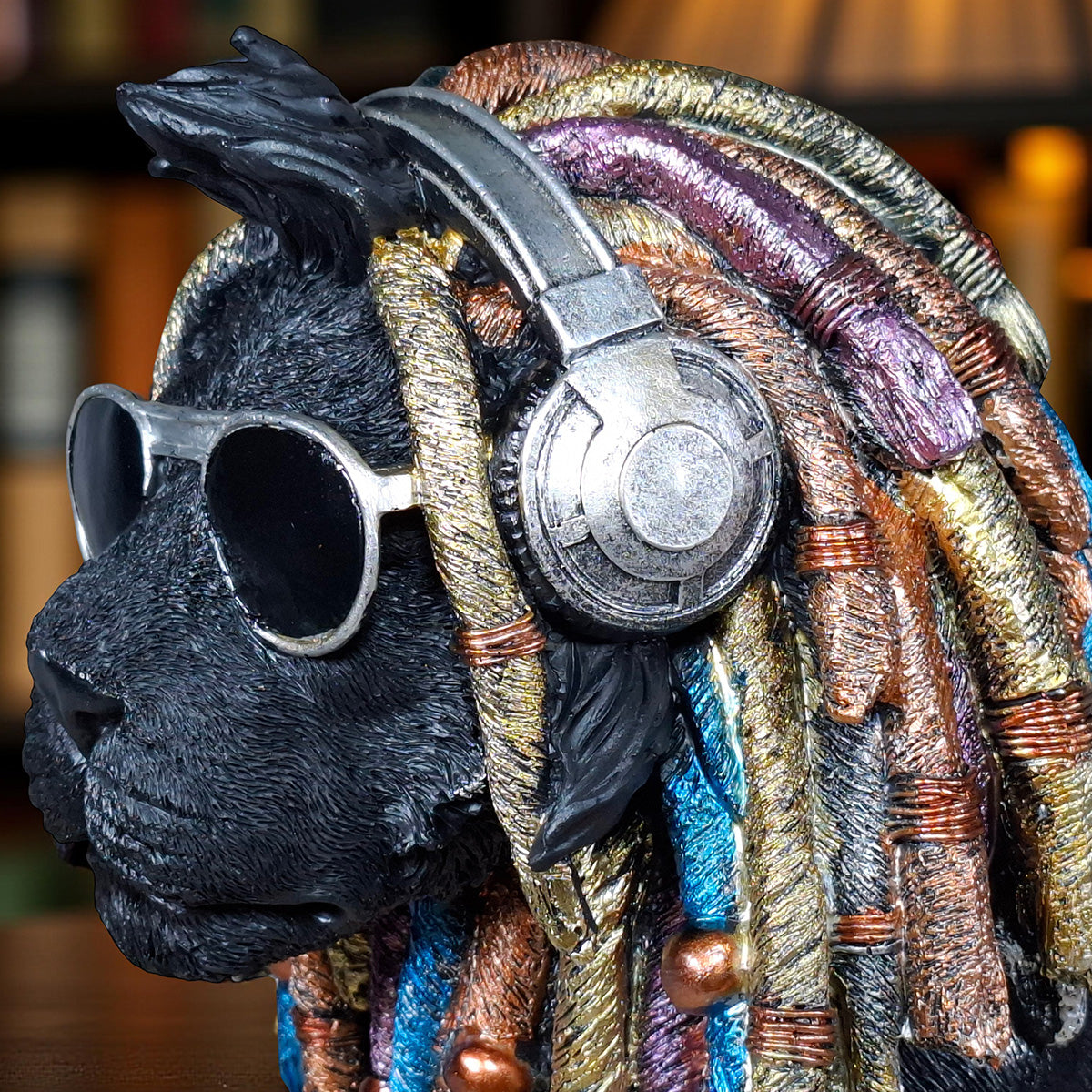 Rasta Löwe Figur Dekofigur mit Brille & Kopfhörer in 2 Größen und 2 Farben