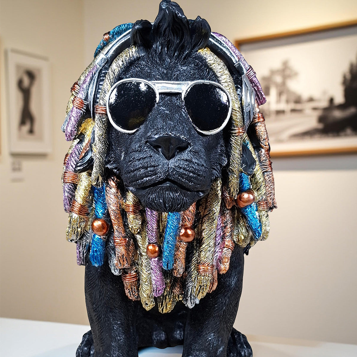 Deko Hund „Rasta Bob“ – handbemalte Hundefigur aus Polyresin, 2 Größen & Farben