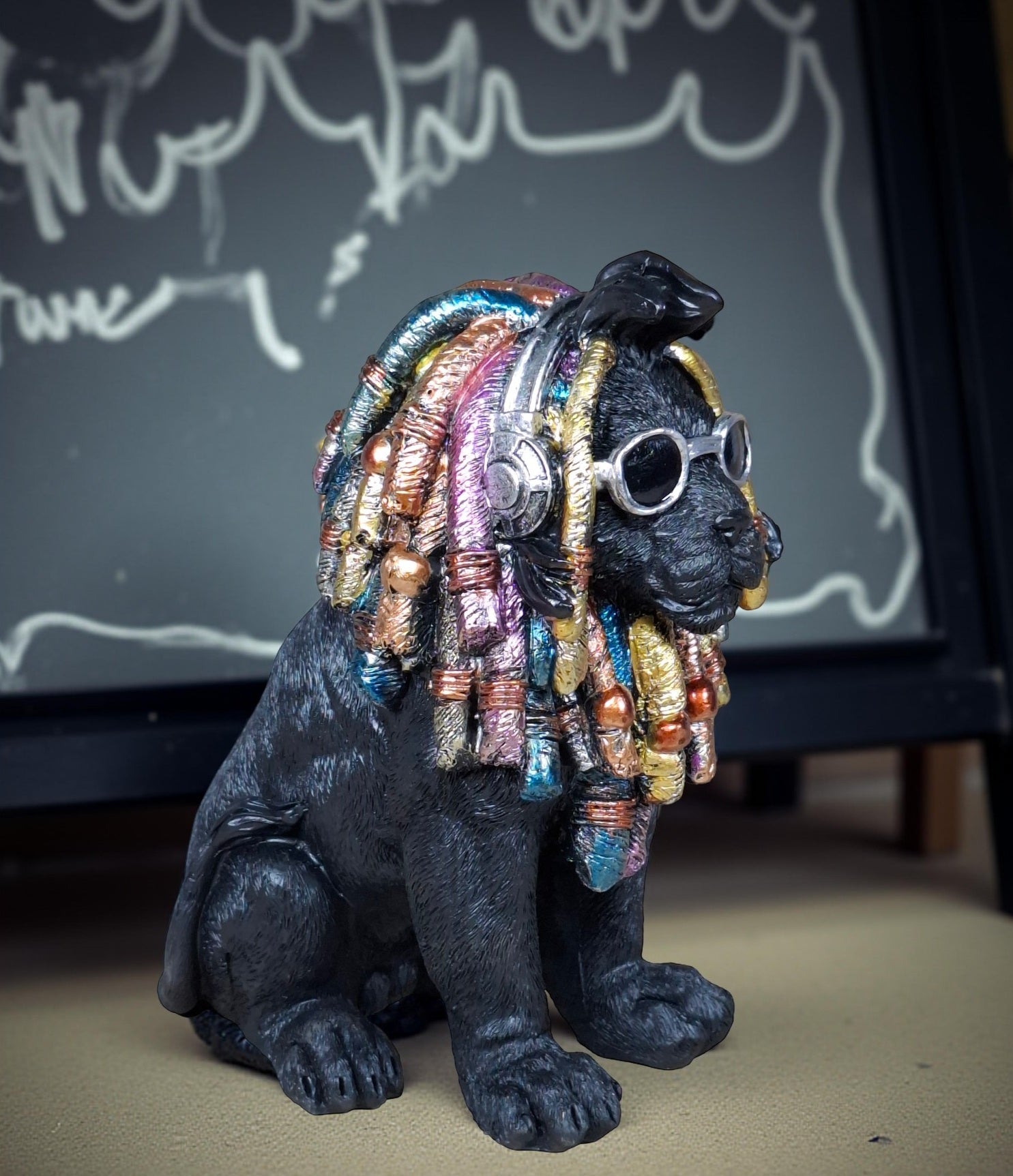 Rasta Löwe Figur Dekofigur mit Brille & Kopfhörer in 2 Größen und 2 Farben