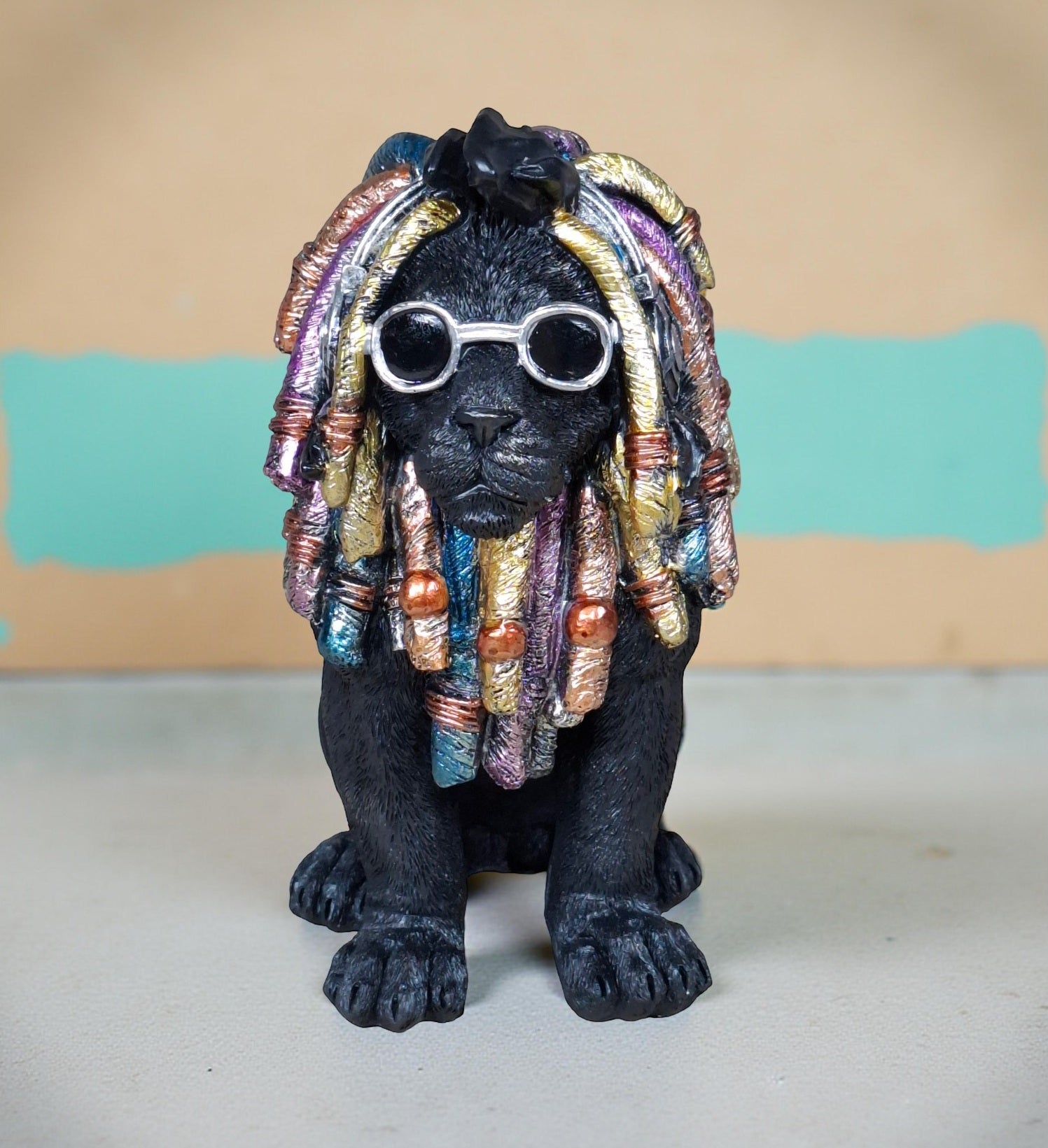 Rasta Löwe Figur Dekofigur mit Brille & Kopfhörer in 2 Größen und 2 Farben
