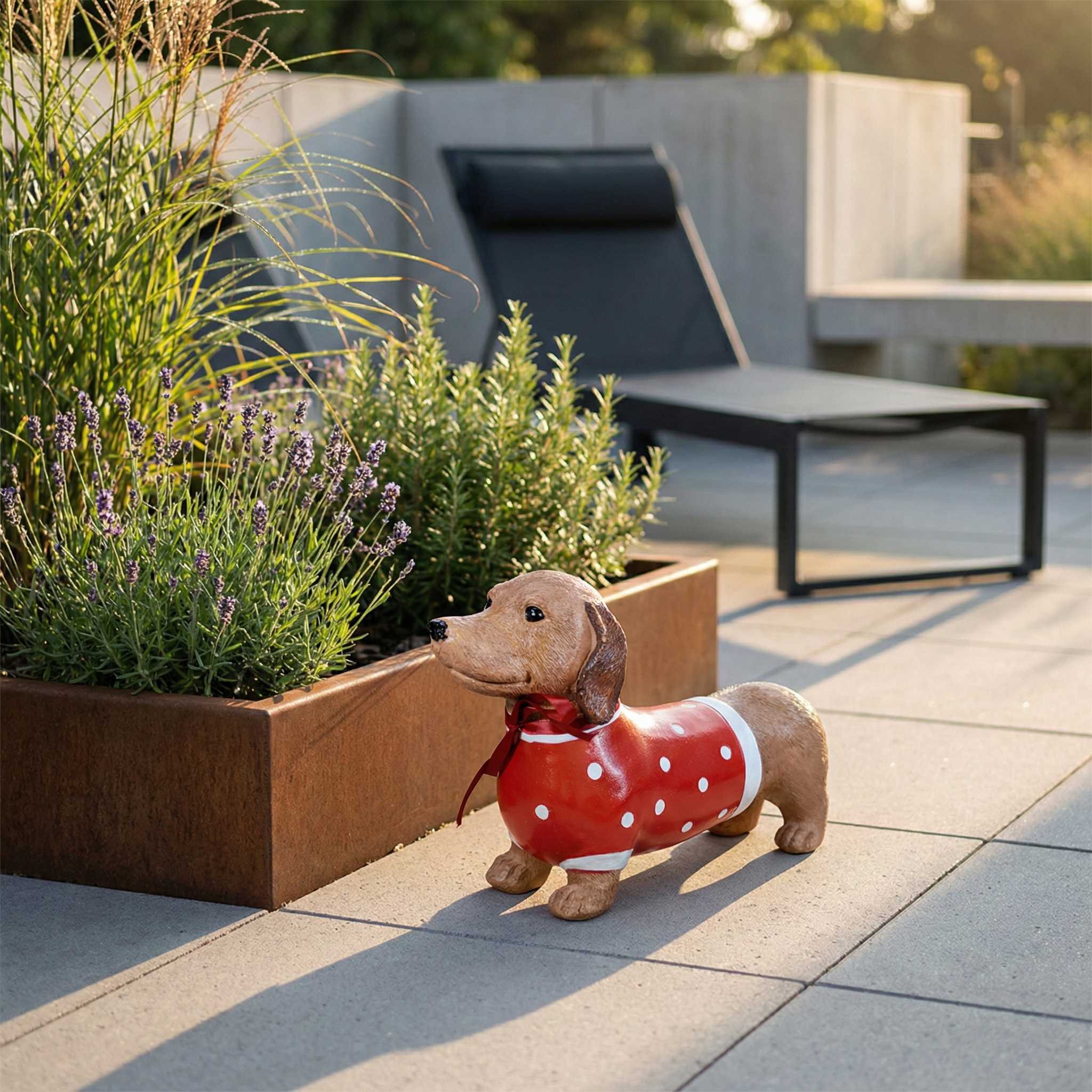 Dackel Deko Figur - handbemalte Dackelfigur für innen & außen, Gartendeko für Balkon, Terrasse & Garten, mit Pulli und roter Schleife - DackelDuo Monique et François