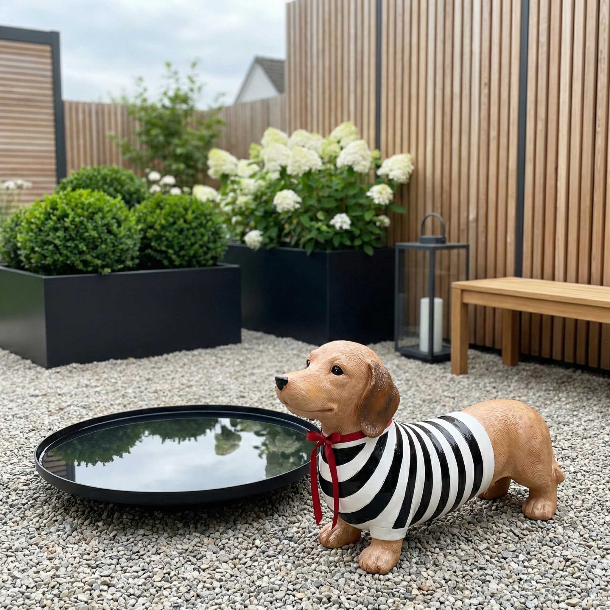 Dackel Deko Figur - handbemalte Dackelfigur für innen & außen, Gartendeko für Balkon, Terrasse & Garten, mit Pulli und roter Schleife - DackelDuo Monique et François