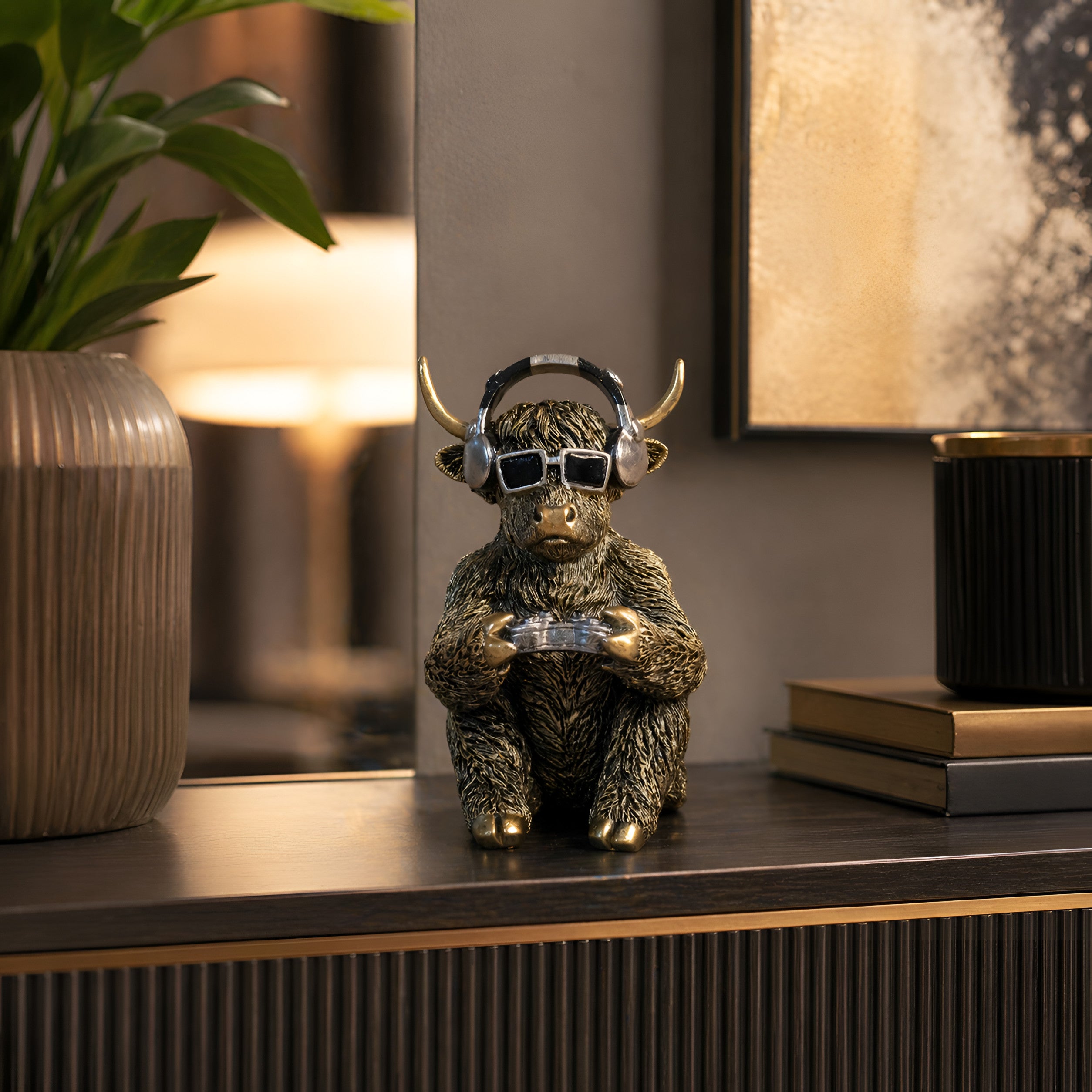 Highland Cattle Figur Gamer Deko Kuh mit Kopfhörer & Controller goldfarben
