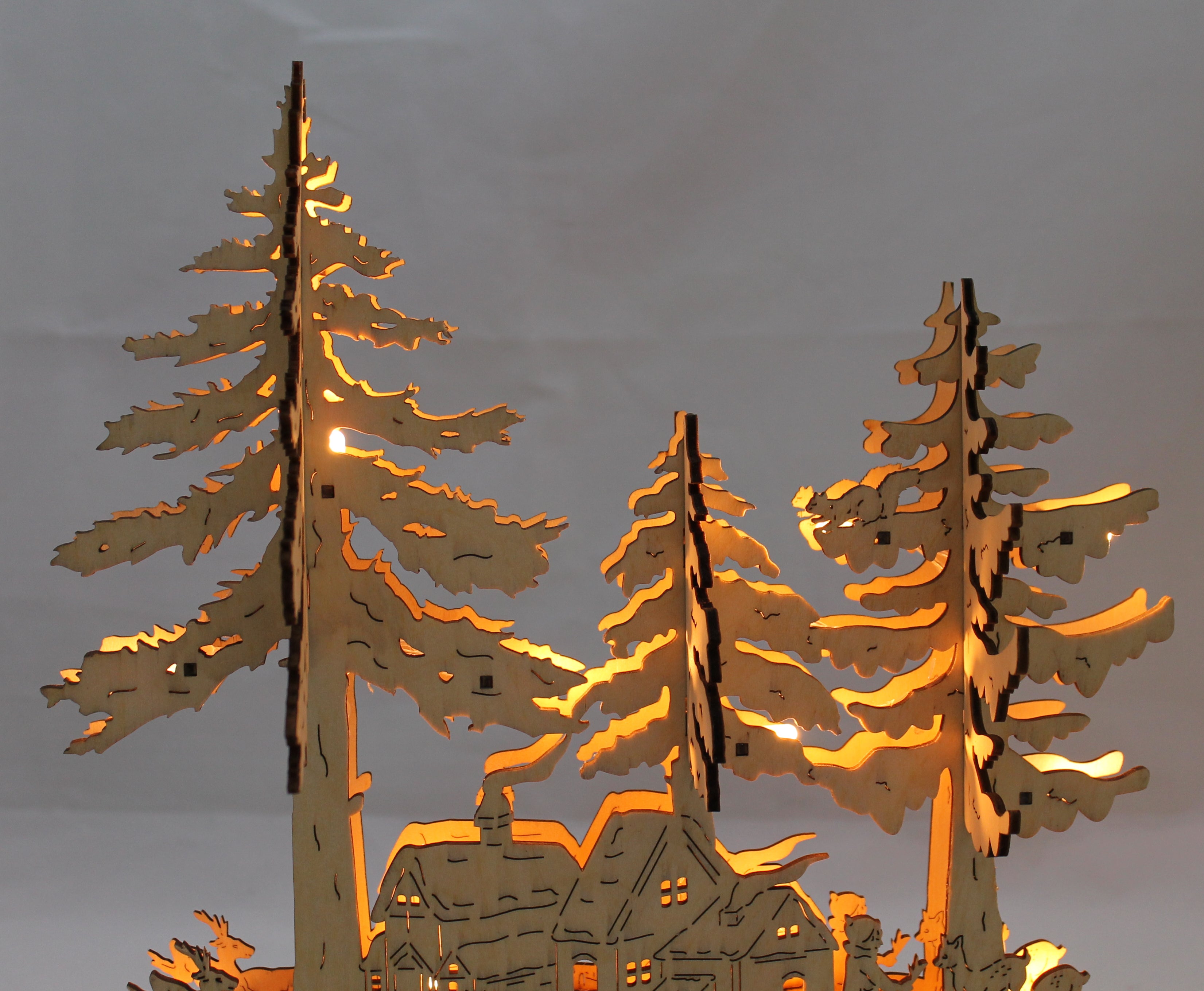 Weihnachtsdekoration mit Beleuchtung aus Holz Tannenbäume und Waldhütte LED beleuchtet