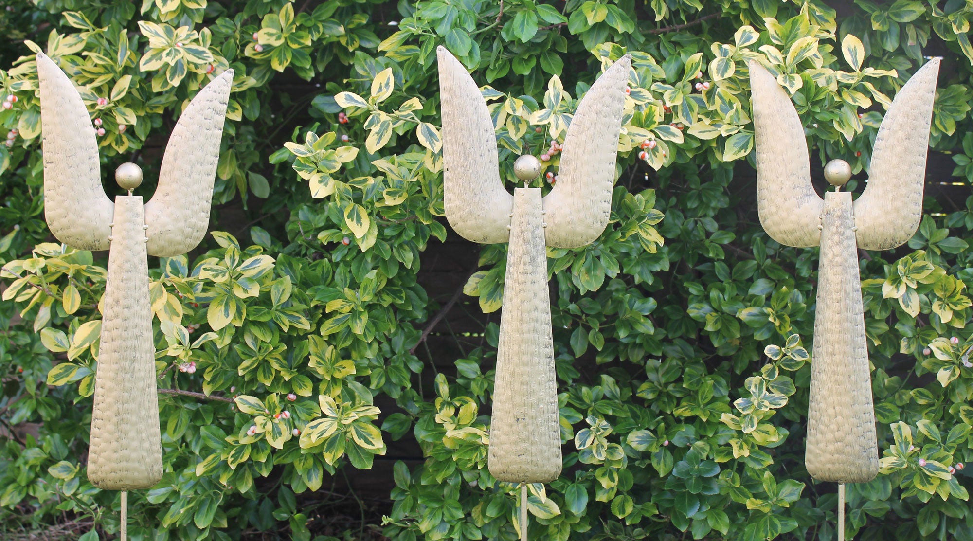 Gartenstecker 3er Set Weihnachtsengel Engel aus Metall Höhe 64 cm Farbe Gold Beetstecker Metallfigur Dekofigur