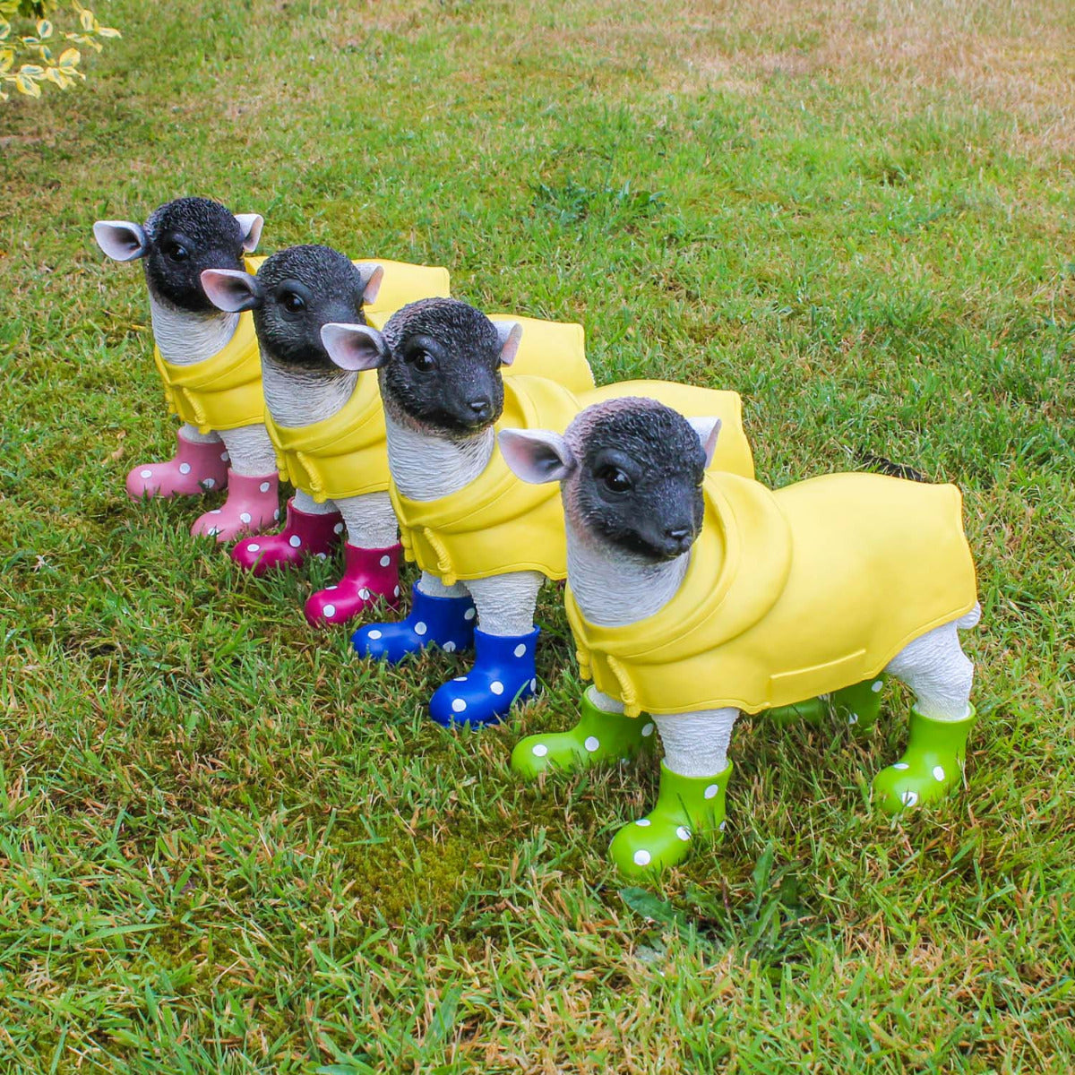 Gartenfigur Schaf mit Gummistiefeln rot und Regenmantel Lamm Figur Garten Dekofigur Lamm