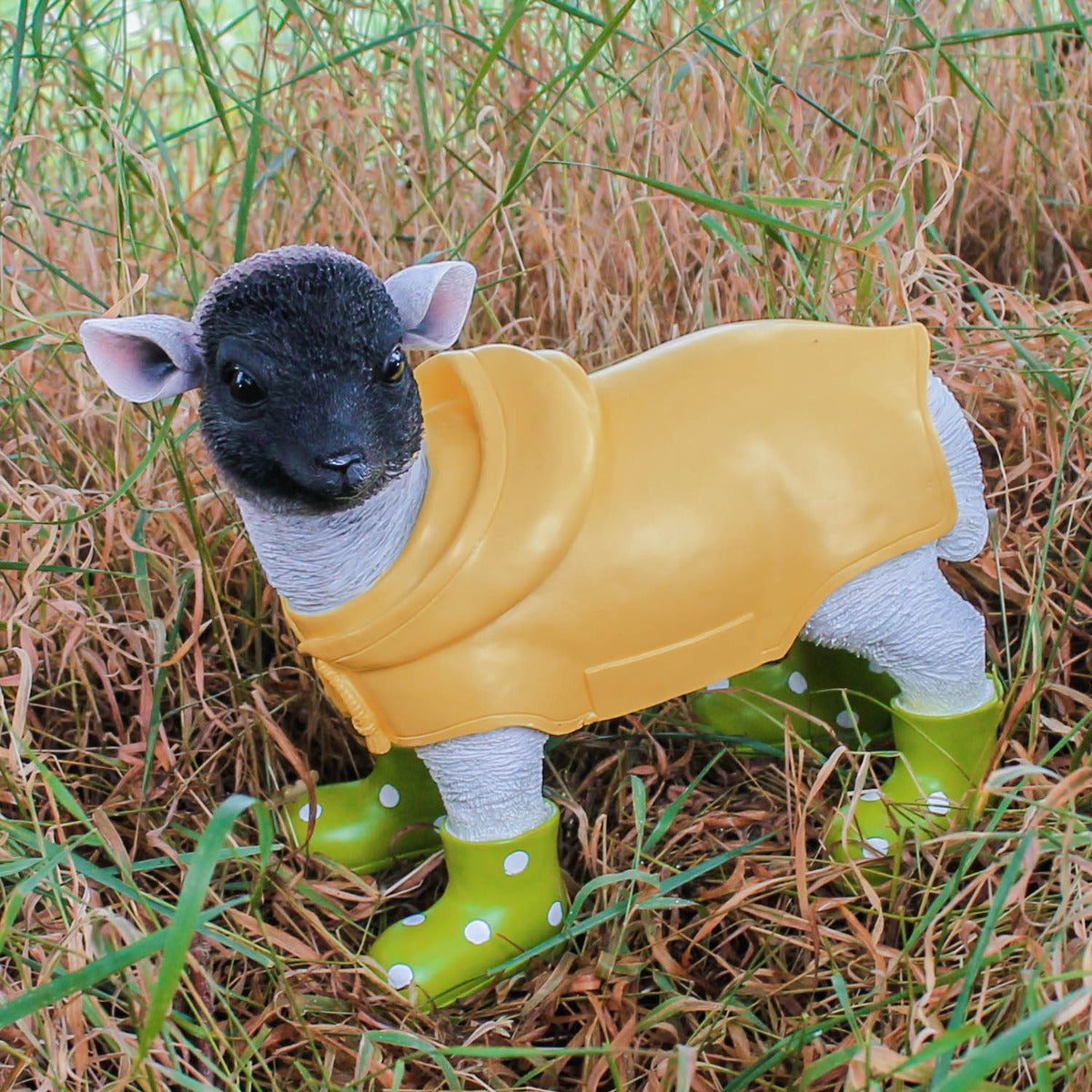 Gartenfigur Schaf mit Gummistiefeln gruen und Regenmantel Lamm Figur Garten Dekofigur Lamm