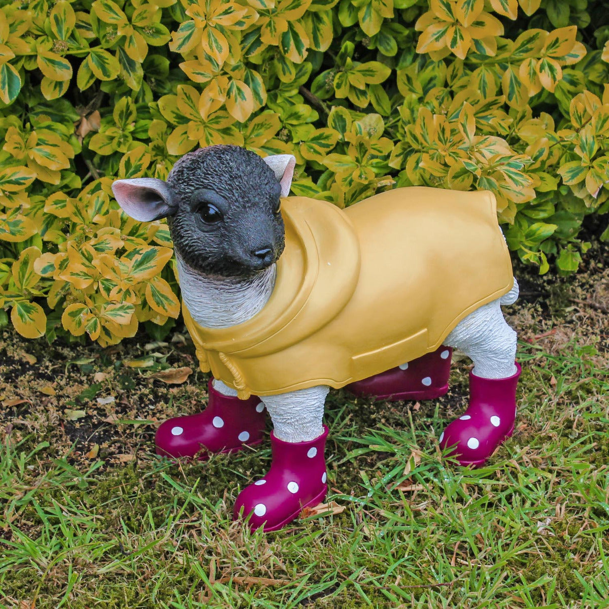 Gartenfigur Schaf mit Gummistiefeln rot und Regenmantel Lamm Figur Garten Dekofigur Lamm