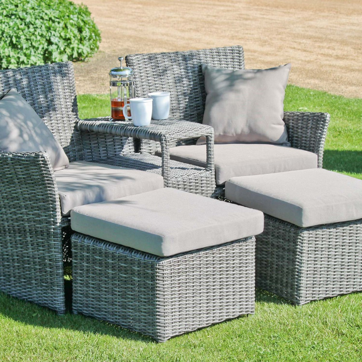 Garden Pleasure Doppelsessel-Set Calgary | Polyrattan Loveseat Garten Lounge Set mit Fußhockern, Ablagetisch, Polyrattan Sessel 2er Set