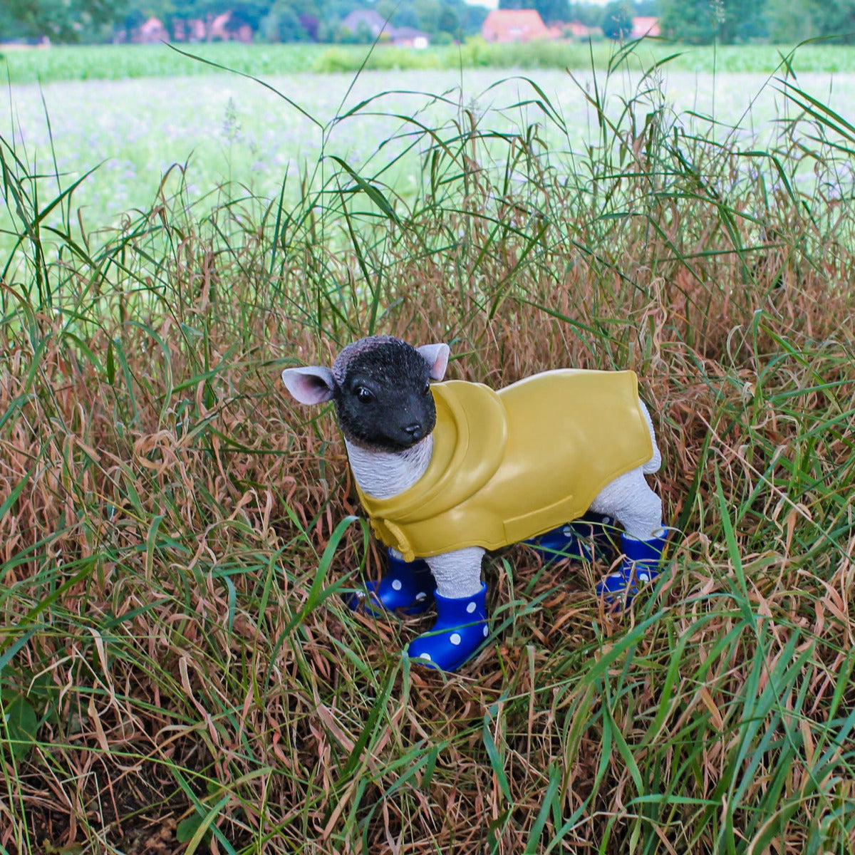 Gartenfigur Schaf mit Gummistiefeln blau und Regenmantel Lamm Figur Garten Dekofigur Lamm