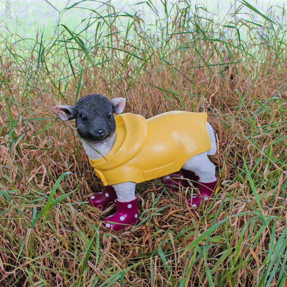 Gartenfigur Schaf mit Gummistiefeln rot und Regenmantel Lamm Figur Garten Dekofigur Lamm