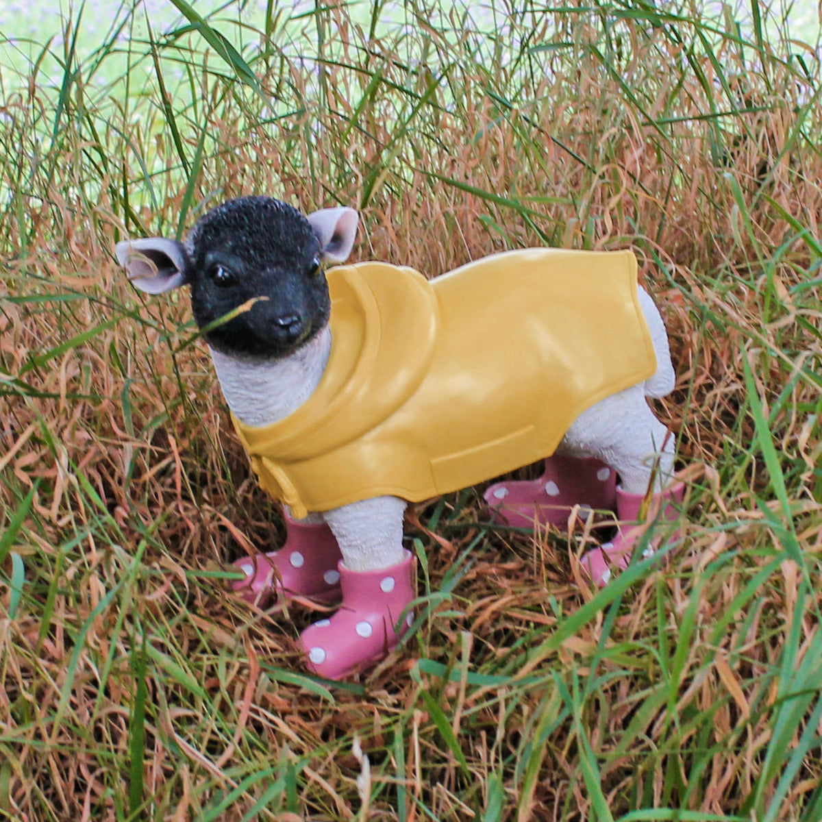 Gartenfigur Schaf mit Gummistiefeln rosa und Regenmantel Lamm Figur Garten Dekofigur Lamm