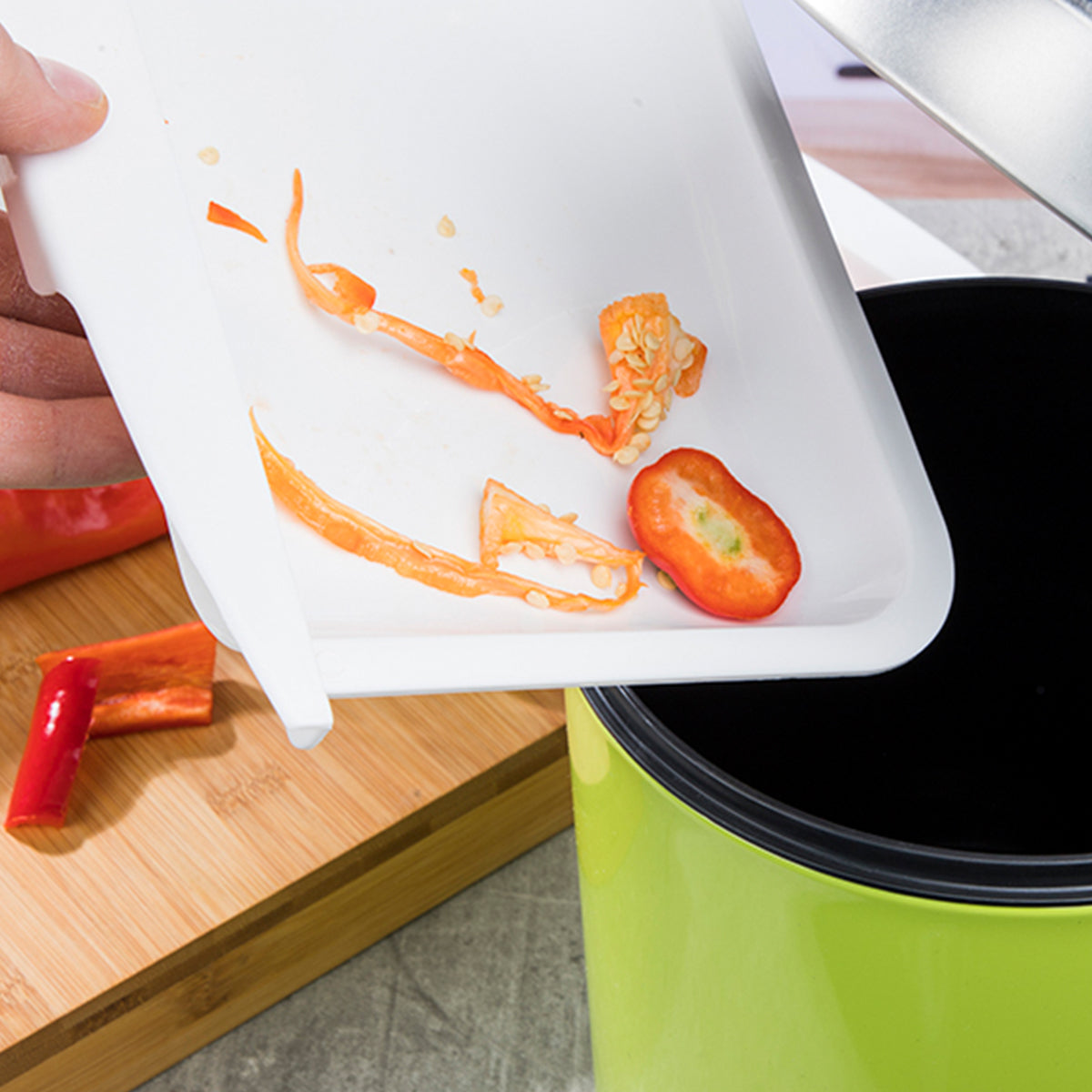 Schneidebrett aus Bambus mit 2 herausnehmbaren Kunststoffschalen Schneidbrett