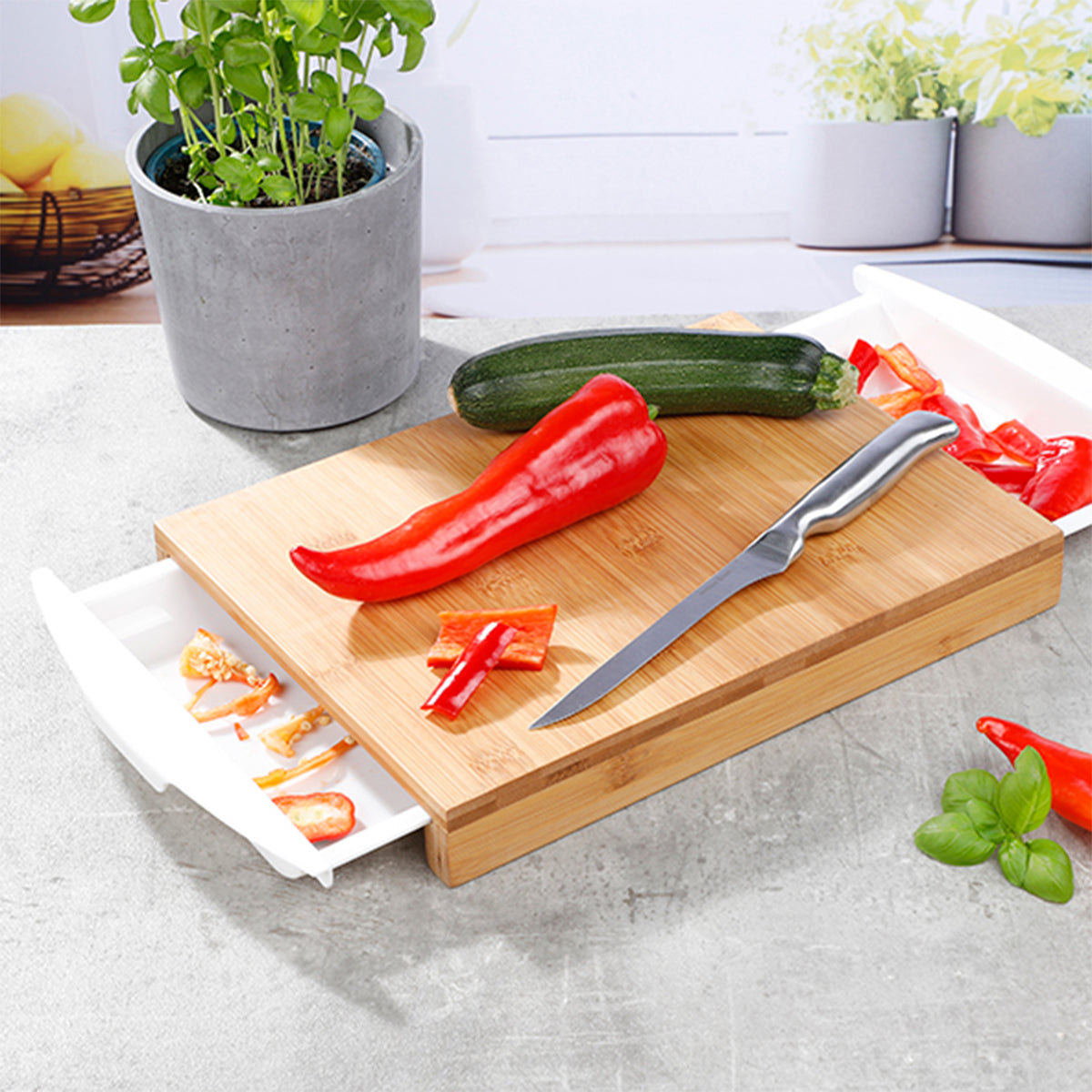 Schneidebrett aus Bambus mit 2 herausnehmbaren Kunststoffschalen Schneidbrett