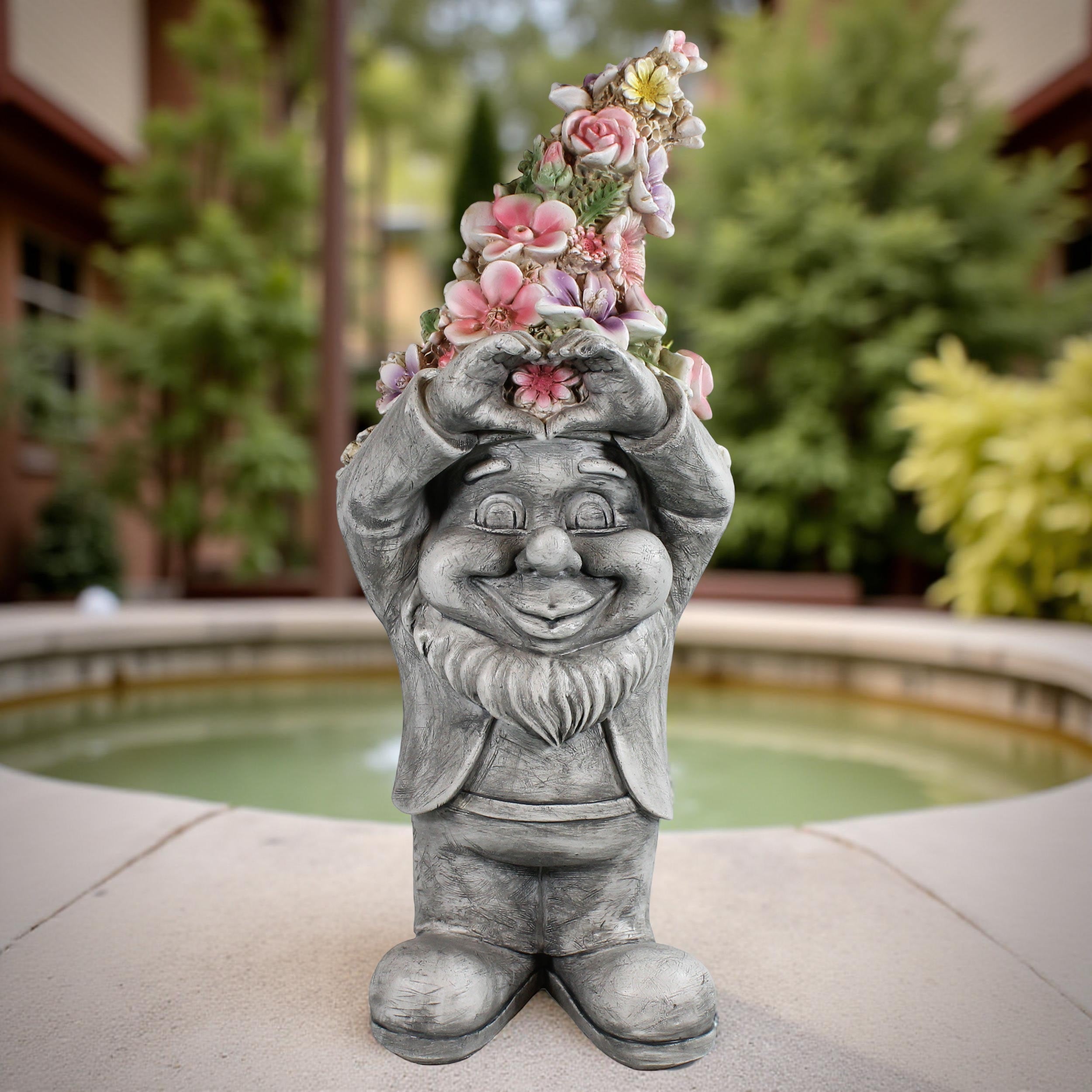 Gartenzwerg mit Herzhänden & Blumenmütze – Gartenfigur Blumenzwerg, handbemalt, verschiedene Größen