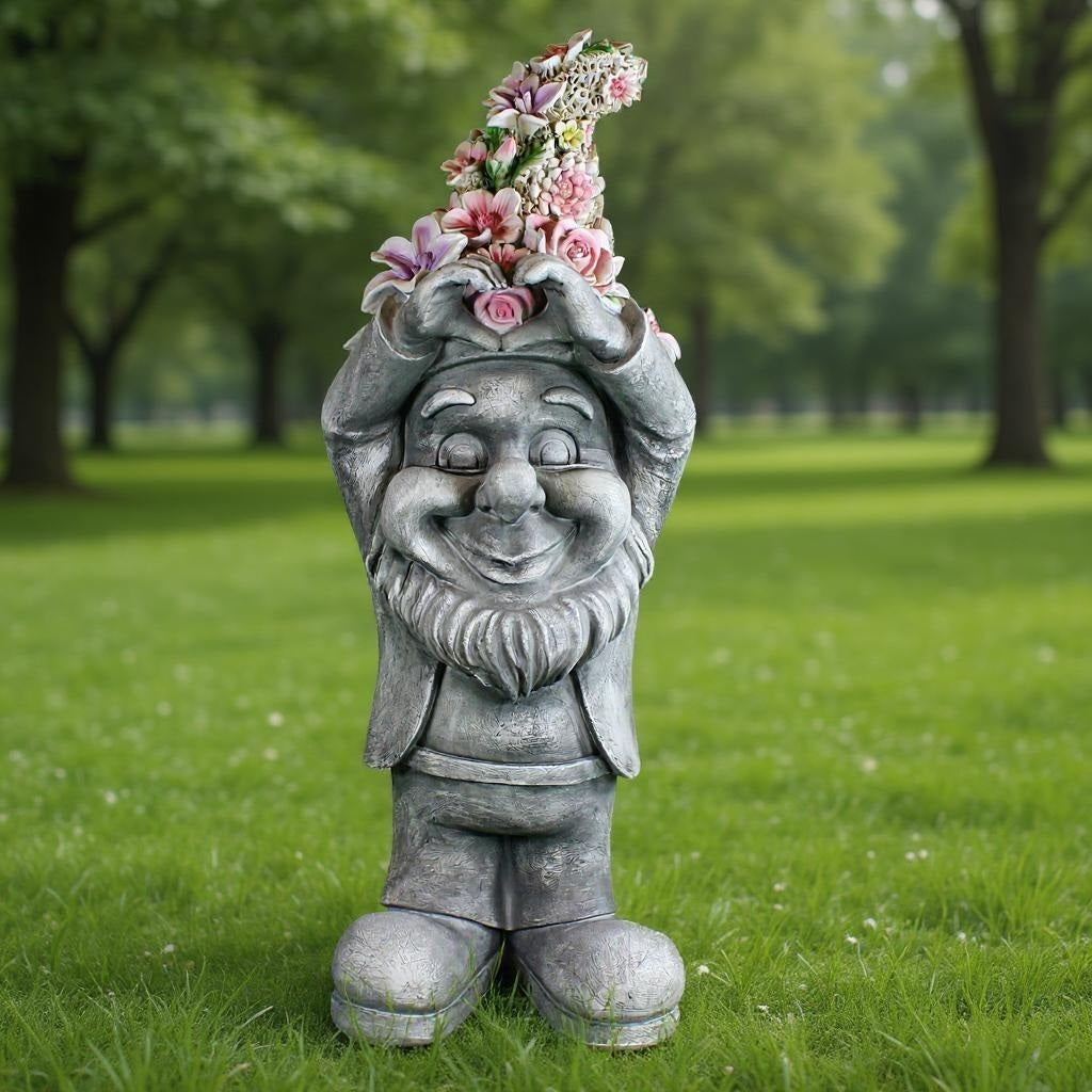 Gartenzwerg mit Herzhänden & Blumenmütze – Gartenfigur Blumenzwerg, handbemalt, verschiedene Größen