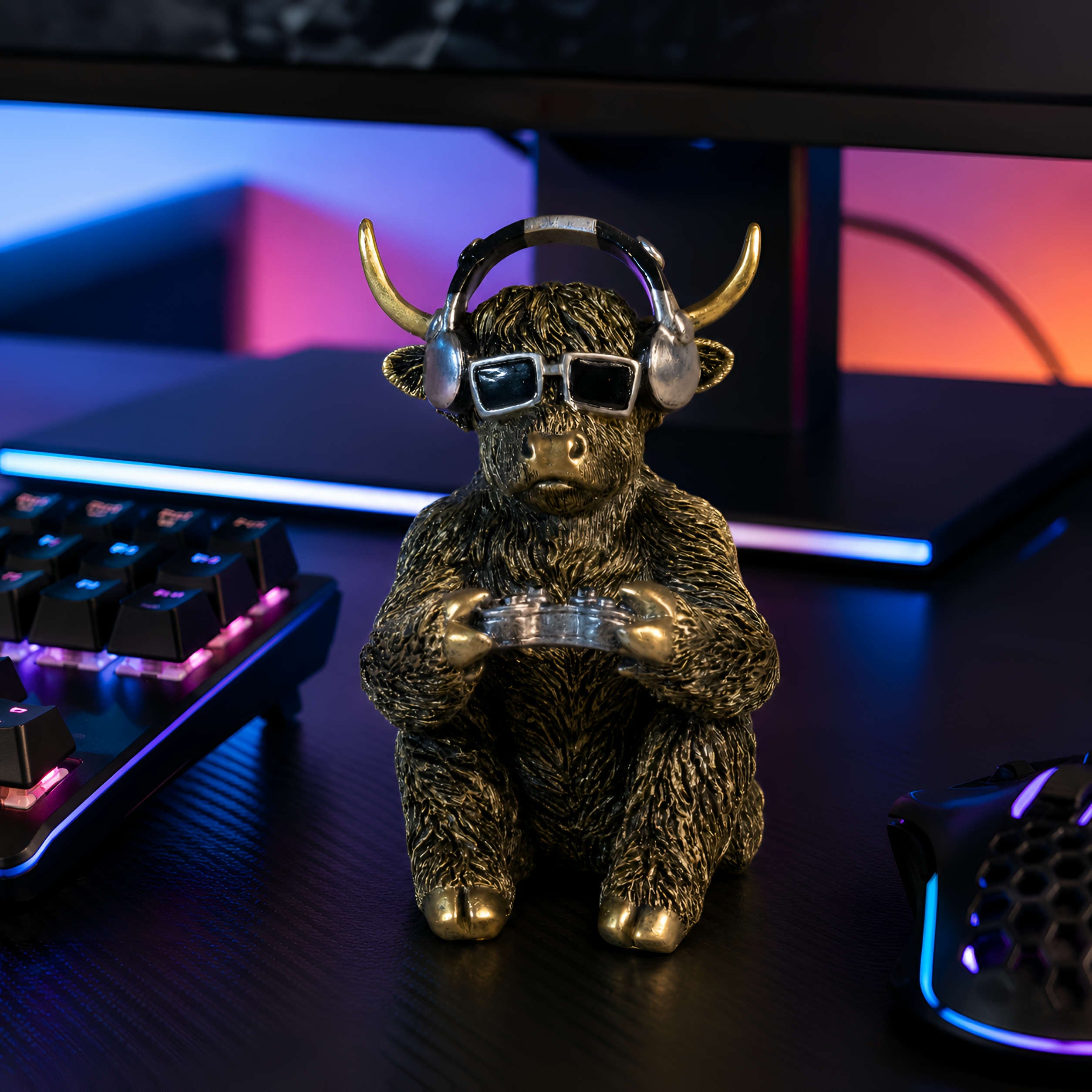 Highland Cattle Figur Gamer Deko Kuh mit Kopfhörer & Controller goldfarben