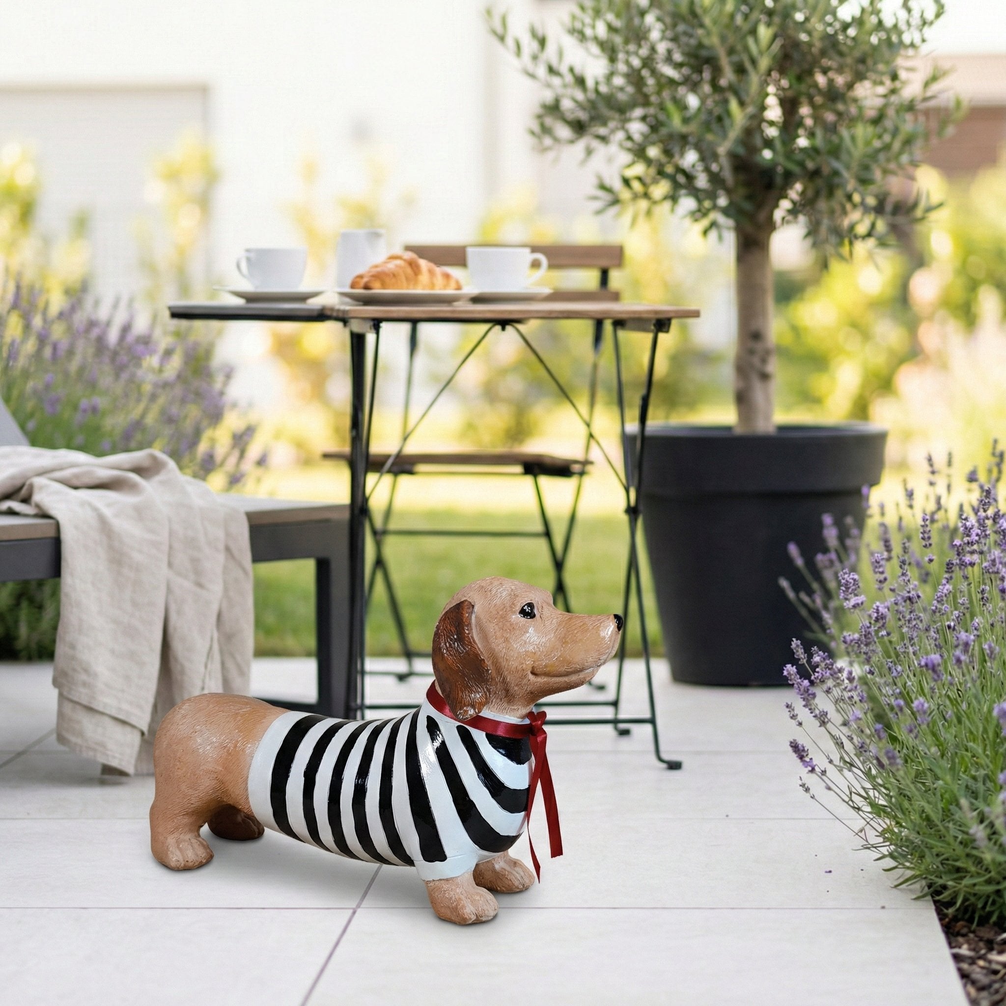 Dackel Deko Figur - handbemalte Dackelfigur für innen & außen, Gartendeko für Balkon, Terrasse & Garten, mit Pulli und roter Schleife - DackelDuo Monique et François