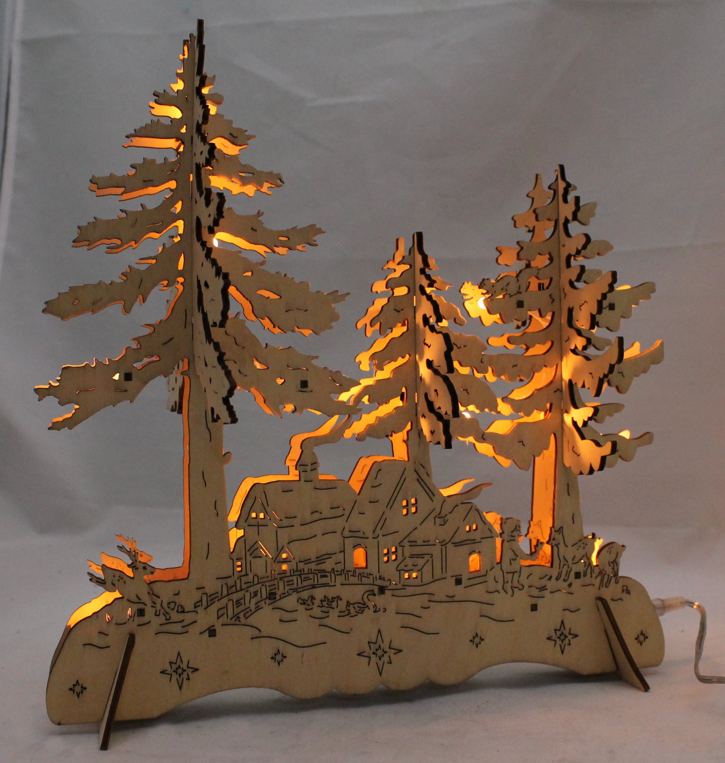Weihnachtsdekoration mit Beleuchtung aus Holz Tannenbäume und Waldhütte LED beleuchtet