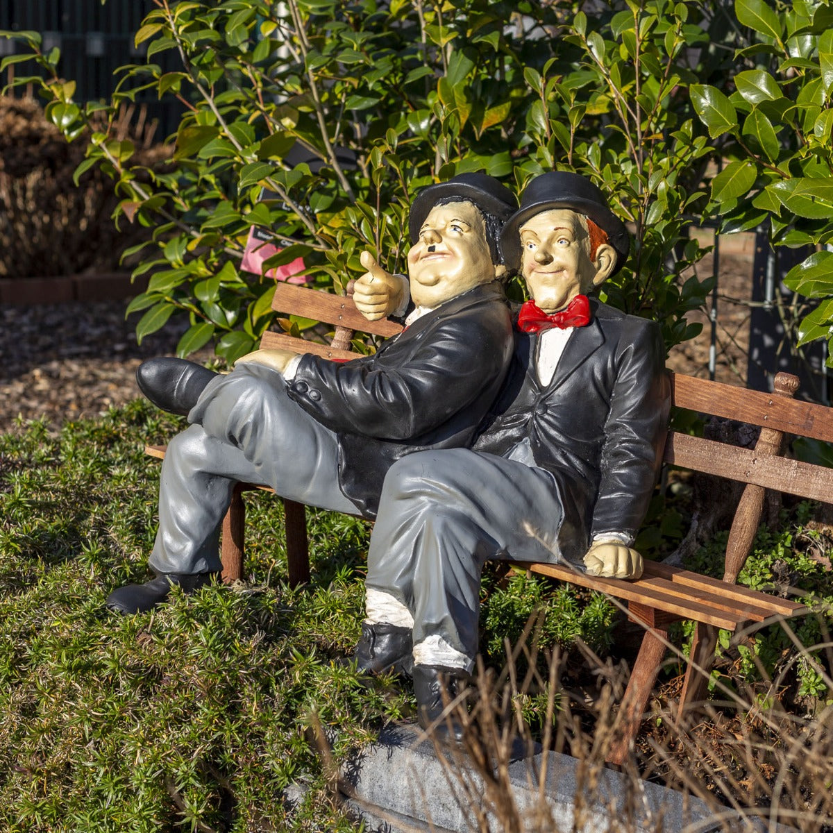 Stan Laurel und Oliver Hardy Figur Dick und Doof auf Bank XL Stan und Olli Figuren für den Garten