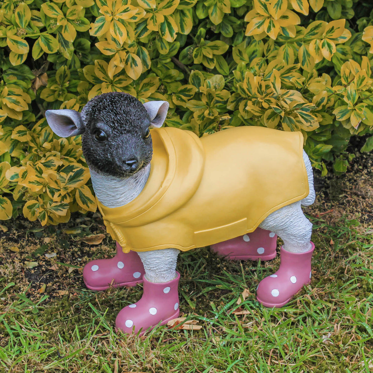 Gartenfigur Schaf mit Gummistiefeln rosa und Regenmantel Lamm Figur Garten Dekofigur Lamm