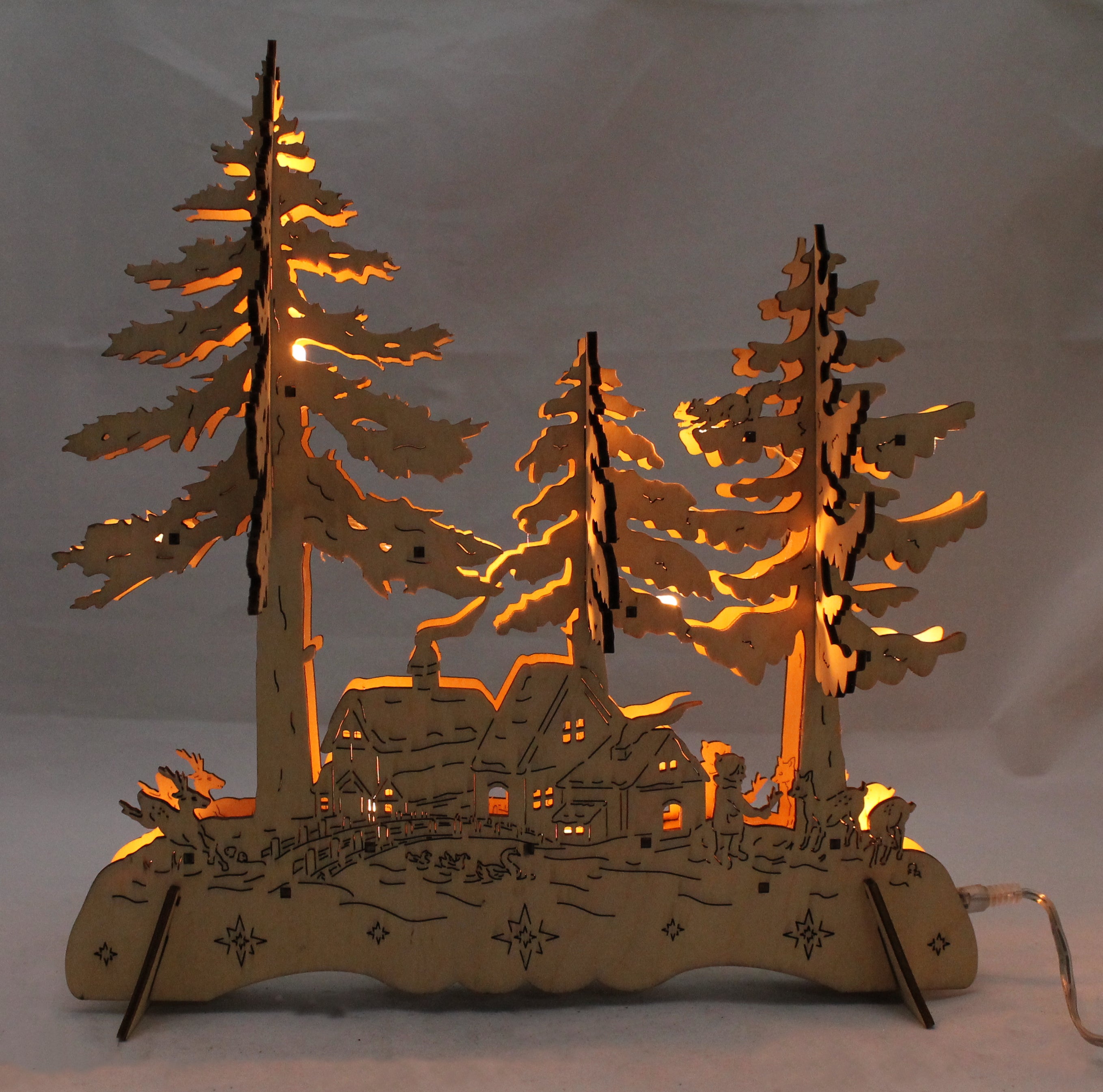Weihnachtsdekoration mit Beleuchtung aus Holz Tannenbäume und Waldhütte LED beleuchtet