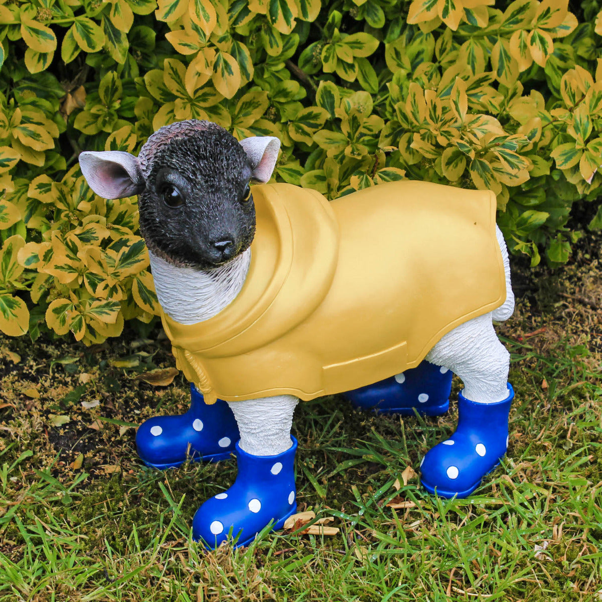 Gartenfigur Schaf mit Gummistiefeln blau und Regenmantel Lamm Figur Garten Dekofigur Lamm