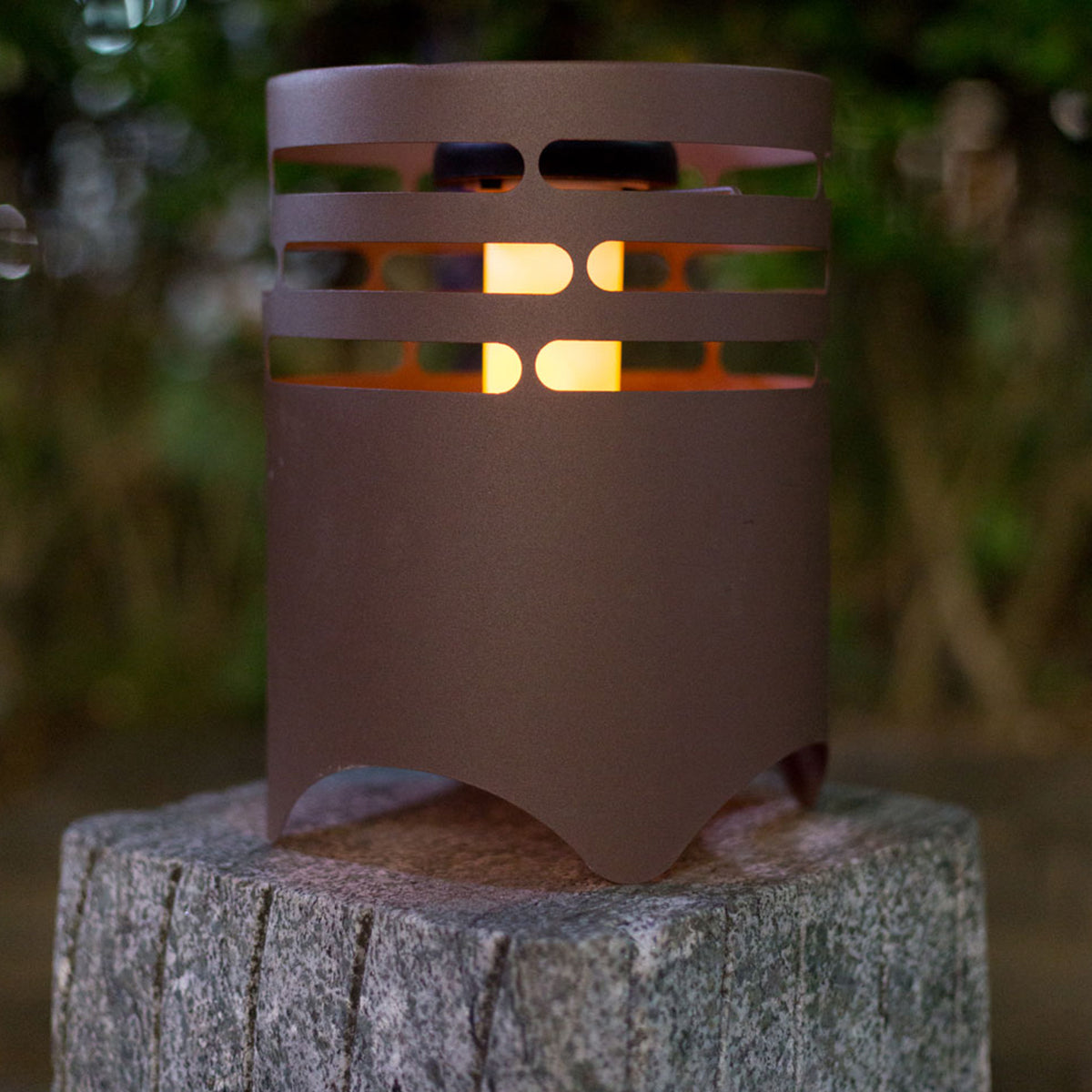 LED Solar Feuerkorb mit Flammeneffekt in Rost-Optik Stimmungslicht Garten