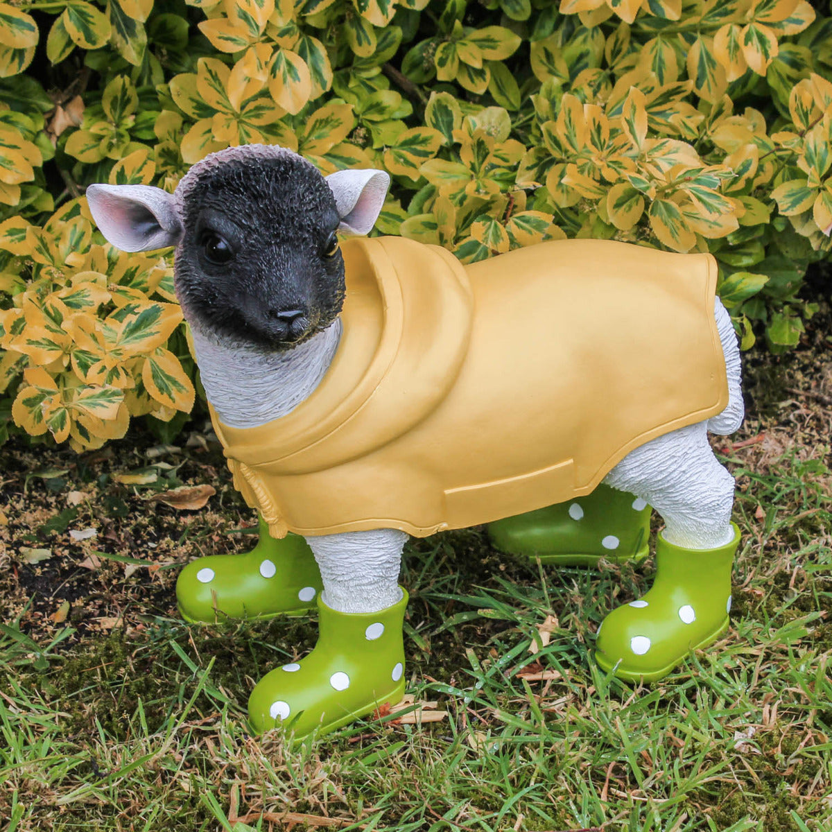 Gartenfigur Schaf mit Gummistiefeln gruen und Regenmantel Lamm Figur Garten Dekofigur Lamm